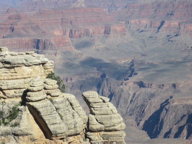 Pedras, aridez e grandiosidade que fotografei no Grand Canyon.