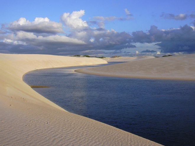 A interação entre água, areia, sol e vento formam paisagens mutantes, como essa que fotografei nos Lençóis Maranhenses. 